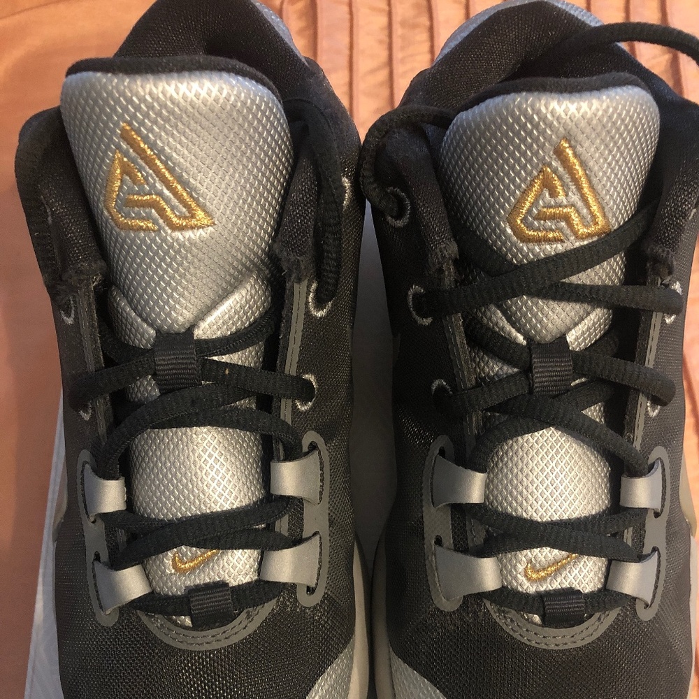 NIKE FREAK 1(GS)  ANTETO KOUNMPO BIG BOYS SNEAKER SIZE 5